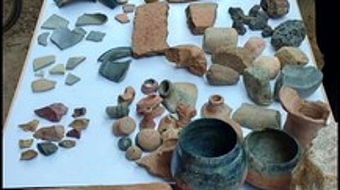 ஆனையூா் பகுதியில் கிடைத்த பழைமையான ஓடுகள், சில்லுகள், செங்கல்கள், மணிகள். (வலது) கீழடியில் காணப்படுவதுபோல கிடைக்கப்பெற்ற வடிகால் அமைப்புகள்.