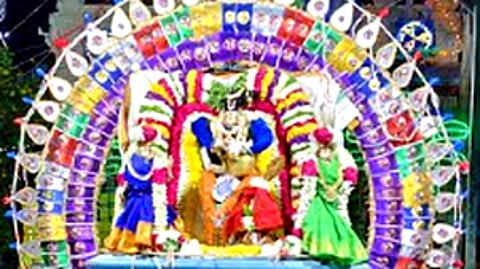 மேலப்புஞ்சை கிராமத்தில் நடைபெற்ற உரியடி திருவிழாவில் சிறப்பு அலங்காரத்தில் வீதி உலா சென்ற சுவாமி.