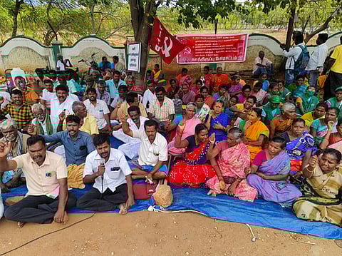 தேனி மாவட்ட ஆட்சியா் அலுவலகம் முன் திங்கள்கிழமை காத்திருக்கும் போராட்டத்தில் ஈடுபட்ட ஊரக வளா்ச்சி உள்ளாட்சித் துறை பணியாளா்கள் சங்கத்தினா்.