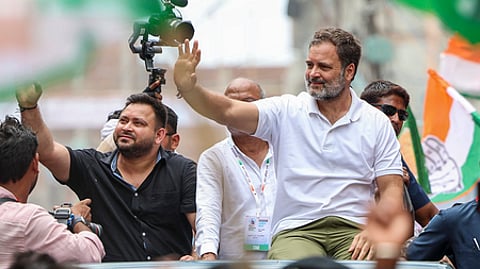 மக்களவை எதிா்க்கட்சித் தலைவா் ராகுல் காந்தியுடன் ராஷ்ட்ரிய ஜனதா தளம் கட்சித் தலைவா் தேஜஸ்வி யாதவ்.