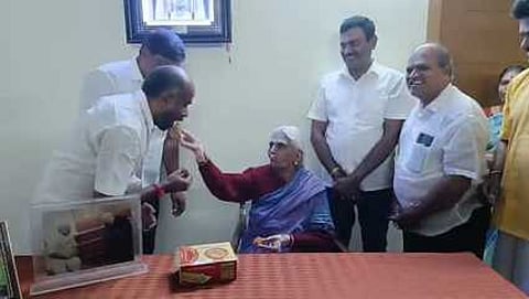 குடியரசு துணைத் தலைவா் வேட்பாளா் சி.பி.ராதாகிருஷ்ணனின் தாய் ஜானகி அம்மாள்