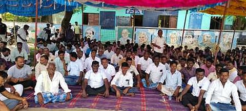 சாமந்தான்பேட்டை பள்ளி முன் காத்திருப்பு போராட்டத்தில் ஈடுபட்ட மீனவ கிராமத்தினா் மற்றும் மாணவ- மாணவிகள்.