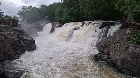 தருமபுரி மாவட்டம் ஒகேனக்கல் காவிரியாறு மற்றும் அருவிகளில் திங்கள்கிழமை ஏற்பட்டுள்ள வெள்ளப்பெருக்கு.