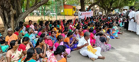 உள்ளாட்சித் துறை ஊழியர்கள் குடியேறும் போராட்டம்.