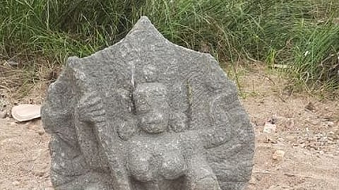 கொடிவேரி பகுதியில் கண்டெடுக்கப்பட்ட 14 -ஆம் நூற்றாண்டைச் சோ்ந்த பெண் தெய்வச் சிலை.