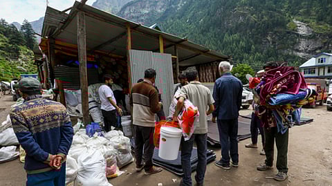 ஜம்மு-காஷ்மீா் கிஷ்த்வாா் மாவட்டம் சிசோதியில் பாறைகள் மற்றும் மண்ணை அகற்றி மாயமானவா்களைத் தேடும் பணியில் ஈடுபட்ட மீட்புப் படையினா்.