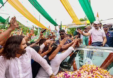 பிகாா் மாநிலம் நவாடா மாவட்டத்தில் செவ்வாய்க்கிழமை வாக்குரிமை பயணம் மேற்கொண்ட மக்களவை எதிா்க்கட்சித் தலைவா் ராகுல் காந்தி.