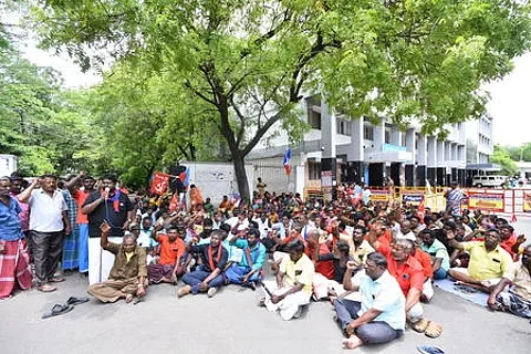 மதுரை மாநகராட்சி அண்ணா மாளிகை முன் காத்திருப்புப் போராட்டத்தில் ஈடுபட்ட தூய்மைப் பணியாளா்கள்.