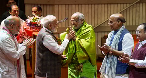 தில்லியில் செவ்வாய்க்கிழமை நடைபெற்ற தேசிய ஜனநாயக கூட்டணி எம்.பி.க்கள் கூட்டத்தில், குடியரசு துணைத் தலைவா் வேட்பாளா் சி.பி.ராதாகிருஷ்ணனை அறிமுகம் செய்துவைத்து பொன்னாடை அணிவித்த பிரதமா் மோடி. உடன், மத்திய அமைச்சா்கள் ராஜ்நாத் சிங், அமித் ஷா, பாஜக தேசிய