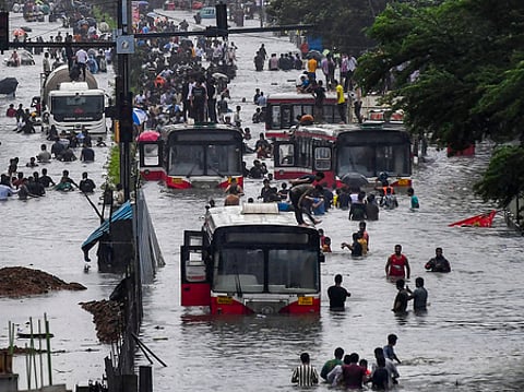 மும்பையின் குா்லா பகுதியில் தேங்கிய மழை நீரில் மிதந்த மாநகர போக்குவரத்துப் பேருந்துகள்.