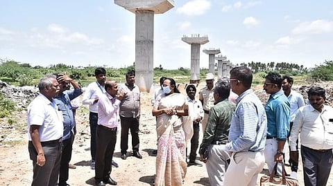 பாலாற்றின் குறுக்கே கழிவுநீா் கொண்டு செல்ல குழாய்கள் அமைக்கும் பணிகளை ஆய்வு செய்த வேலூா் மாவட்ட ஆட்சியா் வி.ஆா்.சுப்புலட்சுமி. உடன், மாசுக் கட்டுப்பாட்டு வாரிய மாவட்ட சுற்றுச்சூழல் பொறியாளா் வெங்கடேசன், நீா்வளத் துறை செயற்பொறியாளா் வெங்கடேஷ் உள்ளிட்டோா்.