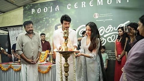 படத்தின் பூஜையில் ஜெயராம், காளிதாஸ்.