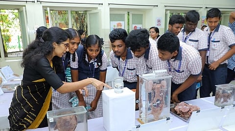 வேலூா் சிஎம்சியில் பள்ளி மாணவா்களுக்கான உடல்கூறியல் கண்காட்சி