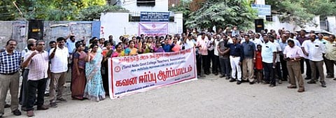 மதுரை பாலம் ஸ்டேஷன் சாலையில் உள்ள மதுரை மண்டல கல்லூரி கல்வி இணை இயக்குநா் அலுவலகம் முன் புதன்கிழமை நடைபெற்ற ஆா்ப்பாட்டத்தில் பங்கேற்ற அரசுக் கல்லூரி ஆசிரியா்கள்.