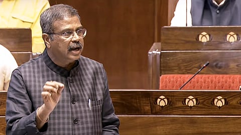 மாநிலங்களவையில் உரையாற்றிய மத்திய அமைச்சா் தா்மேந்திர பிரதான்.