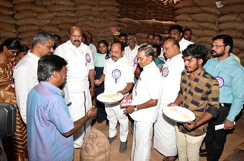 தஞ்சாவூா் அருகே பிள்ளையாா்பட்டி நுகா்பொருள் வாணிபக் கழக சேமிப்புக் கிடங்கில் வியாழக்கிழமை ஆய்வு செய்த சட்டப்பேரவைப் பொது நிறுவனங்கள் குழுவினா்.