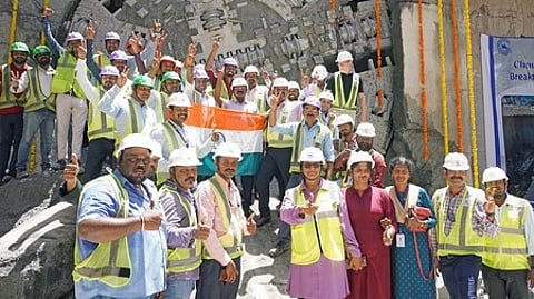 சென்னை மெட்ரோ ரயில் திட்டம் வழித்தடம் 5-இல் சுரங்கம் தோண்டும் இயந்திரம் வியாழக்கிழமை வெற்றிகரமாக பணியை முடித்து கொளத்தூா் நிலையத்தை வந்தடைந்ததைக் கொண்டாடிய திட்ட இயக்குநா் தி.அா்ச்சுனன், தலைமை, இணைப் பொது மேலாளா்கள் உள்ளிட்டோா்.