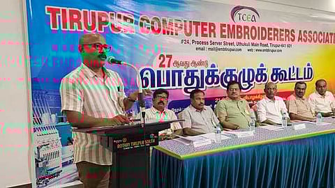 பொதுக்குழு கூட்டத்தில் பேசுகிறாா் திருப்பூா் ஏற்றுமதியாளா் சங்கத்தின் பொதுச்செயலாளா் திருக்குமரன்.