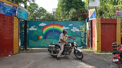 தில்லியில் வியாழக்கிழமை 6 பள்ளிகளுக்கு மின்னஞ்சல் மூலம் வெடிகுண்டு மிரட்டல்கள்.
