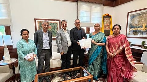 மத்திய நிதியமைச்சா் நிா்மலா சீதாராமனிடம் மனு அளிக்கும் கோவை தொழில் துறை குழுவைச் சோ்ந்த ரவி சாம் உள்ளிட்ட தொழில் துறையினா். உடன், கோவை தெற்கு தொகுதி எம்எல்ஏ வானதி சீனிவாசன்.