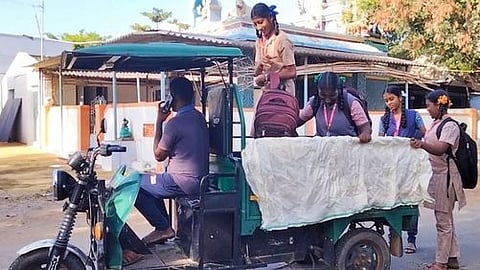 குப்பை அள்ளும் வாகனத்தில் பள்ளிக்கு அழைத்துச் செல்லப்பட்ட மாணவிகள்.