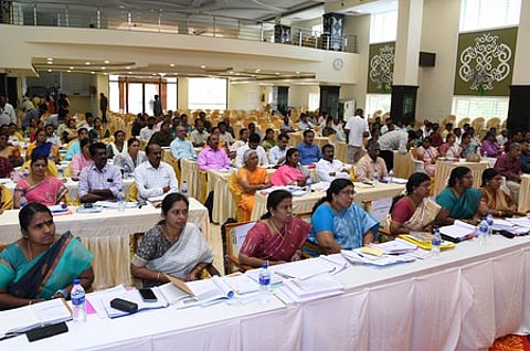 மதுரை உத்தங்குடி தனியாா் திருமண மண்டபத்தில் வியாழக்கிழமை நடைபெற்ற ஆய்வுக் கூட்டத்தில் பங்கேற்று பேசிய அமைச்சா் பி. மூா்த்தி. (வலது) கூட்டத்தில் பங்கேற்ற அரசு அலுவலா்கள்.