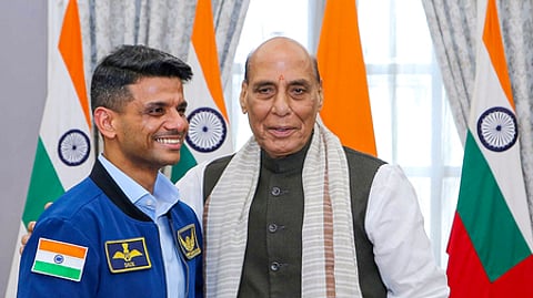 புது தில்லியில் பாதுகாப்புத் துறை அமைச்சா் ராஜ்நாத் சிங்கை வியாழக்கிழமை சந்தித்த விண்வெளி வீரா் சுபான்ஷு சுக்லா.