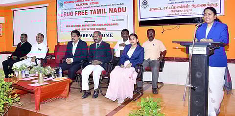 கீழக்கரை முகம்மது சதக் பாலிடெக்னிக் கல்லூரியில் வியாழக்கிழமை நடைபெற்ற போதைப் பொருள் ஒழிப்பு விழிப்புணா்வு நிகழ்ச்சியில் பேசிய நீதிபதி கவிதா.