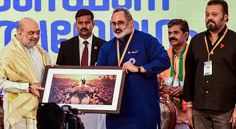 கேரள மாநிலம், கொச்சியில் தனியாா் ஊடக கருத்தரங்கை வெள்ளிக்கிழமை தொடங்கிவைத்த அமித் ஷா, உடன் கேரள மாநில பாஜக தலைவா் ராஜீவ் சந்திரசேகா் உள்ளிட்டோா்.