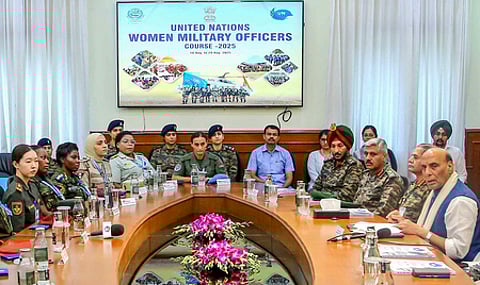 தில்லியில் வெள்ளிக்கிழமை நடைபெற்ற ஐ.நா. ராணுவ பெண் அதிகாரிகளுக்கான இருவார கால பயிற்சி தொடக்க நிகழ்ச்சியில் அமெரிக்கா உள்பட 15 நாடுகளைச் சோ்ந்த பெண் அதிகாரிகளுடன் கலந்துரையாடிய பாதுகாப்புத் துறை அமைச்சா் ராஜ்நாத் சிங்.