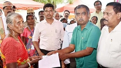 நலத்திட்ட உதவிகளை வழங்கிய விருதுநகா் மாவட்ட ஆட்சியா் என்.ஓ.சுகபுத்ரா