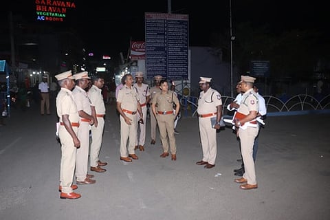 வேளாங்கண்ணியில் பாதுகாப்பு முன்னேற்பாடுகளை ஆய்வு மேற்கொண்ட மத்திய மண்டல காவல்துறை தலைவா் க. ஜோதி நிா்மல்குமாா், தஞ்சை காவல் சரக துணைத் தலைவா் ப. ஜியாவுல்ஹக் உள்ளிட்டோா்.