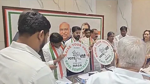 வாக்குத் திருட்டு விவகாரம்: வீடுவீடாகச் சென்று பாஜகவுக்கு எதிராக காங். பிரசாரம்!