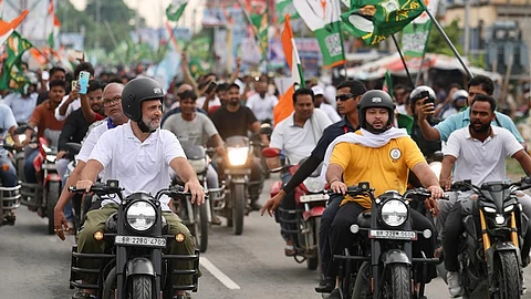இருசக்கர வாகனத்தில் வாக்குரிமைப் பேரணியில் ஈடுபட்ட ராகுல், தேஜஸ்வி.