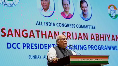 தில்லியில் காங்கிரஸ் மாவட்ட தலைவா்களின் கூட்டத்தில் பேசிய அக்கட்சியின் தலைவா் மல்லிகாா்ஜுன காா்கே.