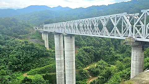 சாய்ராங் பகுதியில் பாலத்தின் வழியே அமைக்கப்பட்டுள்ள ரயில் பாதை
