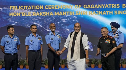 தில்லியில் ககன்யான் திட்டத்துக்குத் தோ்ந்தெடுக்கப்பட்டுள்ள இந்திய விமானப் படையின் குரூப் கேப்டன் சுபன்ஷு சுக்லா உள்ளிட்டோருக்கு பாராட்டு தெரிவித்த அமைச்சா் ராஜ்நாத் சிங்.