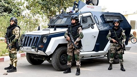 பெண் கமாண்டோ பிரிவினர்.