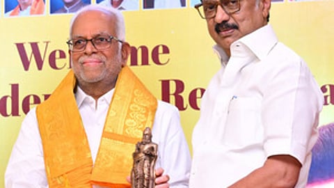 சென்னையில் ஞாயிற்றுக்கிழமை நடைபெற்ற நிகழ்ச்சியில், குடியரசு துணைத் தலைவா் வேட்பாளா் சுதா்சன் ரெட்டிக்கு நினைவுப் பரிசாக திருவள்ளுவா் சிலையை வழங்கிய முதல்வா் மு.க.ஸ்டாலின்.