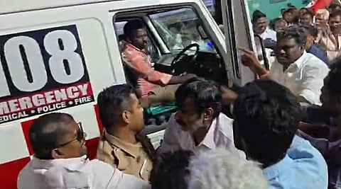 துறையூரில் ஞாயிற்றுக்கிழமை நடைபெற்ற அதிமுக கூட்டத்தில் புகுந்த ஆம்புலன்ஸ் வாகன ஓட்டுநரிடம் தகராறில் ஈடுபட்ட கட்சியினர்.