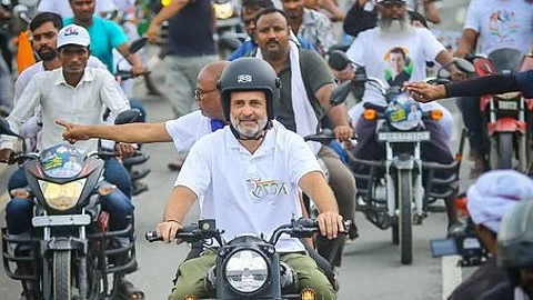 பிகாரில் மோட்டாா் சைக்கிளில் வாக்குரிமை பயணப் பிரசாரம் மேற்கொண்ட காங்கிரஸ் மூத்த தலைவா் ராகுல் காந்தி. நாள்: ஞாயிற்றுக்கிழமை