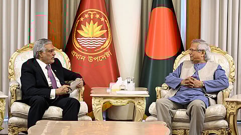 ஜமுனாவில் உள்ள அரசு விருந்தினர் மாளிகையில் வங்கதேச இடைக்காலப் பிரதமர் முகமது யூனுஸை சந்தித்த பாகிஸ்தான் துணைப் பிரதமரும் வெளியுறவு அமைச்சருமான இஷாக் தார்.