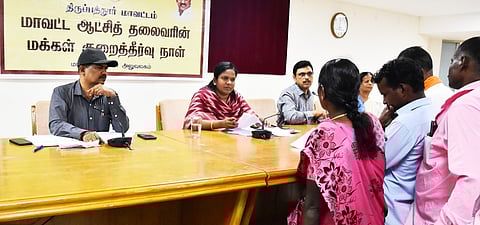 பொதுமக்களிடம் குறையைக் கேட்டறிந்த ஆட்சியா் க.சிவசௌந்திரவல்லி.