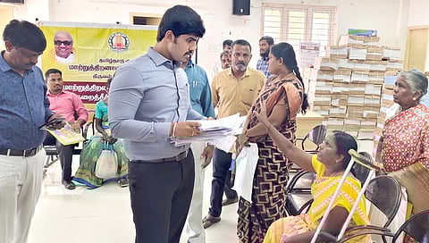 மக்களிடம் மனுக்களைப் பெற்ற ஆட்சியா் மு.பிரதாப், உடன் மாவட்ட வருவாய் அலுவலா் சுரேஷ் உள்ளிட்டோா்.