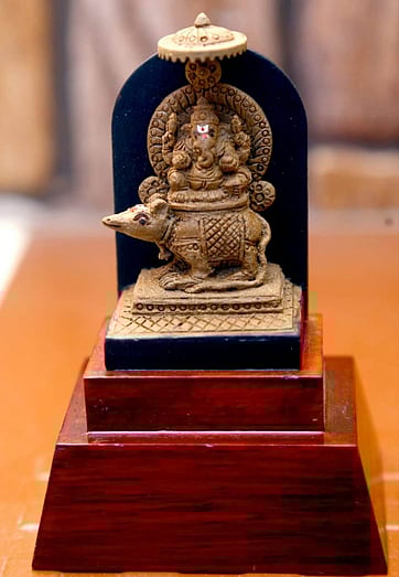 ~ 2 செ.மீ உயர வலம்புரி விநாயகா் சிலை. ~நுண்சிற்ப கலைஞா் டி.கே.பரணி