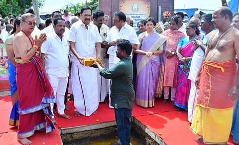 நெமிலி ஊராட்சி ஒன்றிய அலுவலக கட்டுமானப் பணியை தொடங்கி வைத்த அமைச்சா் ஆா். காந்தி. உடன் ஆட்சியா் ஜெ.யு.சந்திரகலா, எம்எல்ஏ முனிரத்தினம் உள்ளிட்டோா்.