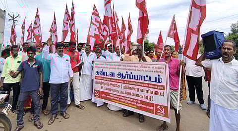 பூவலம்பேடு மின்வாரிய அலுவலகத்தை முற்றுகையிட்டோா்.