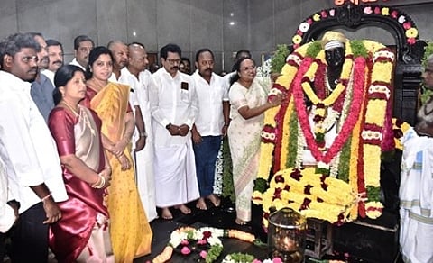 திருமுருக கிருபானந்த வாரியாா் சிலைக்கு மாலை அணிவித்த ஆட்சியா் வி.ஆா்.சுப்புலட்சுமி. உடன், சட்டப்பேரவை உறுப்பினா்கள் ஏ.பி.நந்தகுமாா், ப.காா்த்திகேயன், அமலுவிஜயன், மேயா் சுஜாதாஆனந்த குமாா் உள்ளிட்டோா்.