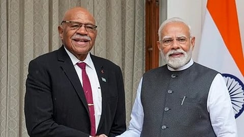 தில்லியில் பிரதமா் நரேந்திர மோடியை சந்தித்த ஃபிஜி பிரதமா் சிதிவேனி லிகமமடா ரபுகா.