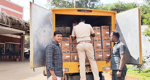 கோவையில் 2,000 கிலோ வெடி மருந்துடன் வேன் பிடிபட்டது